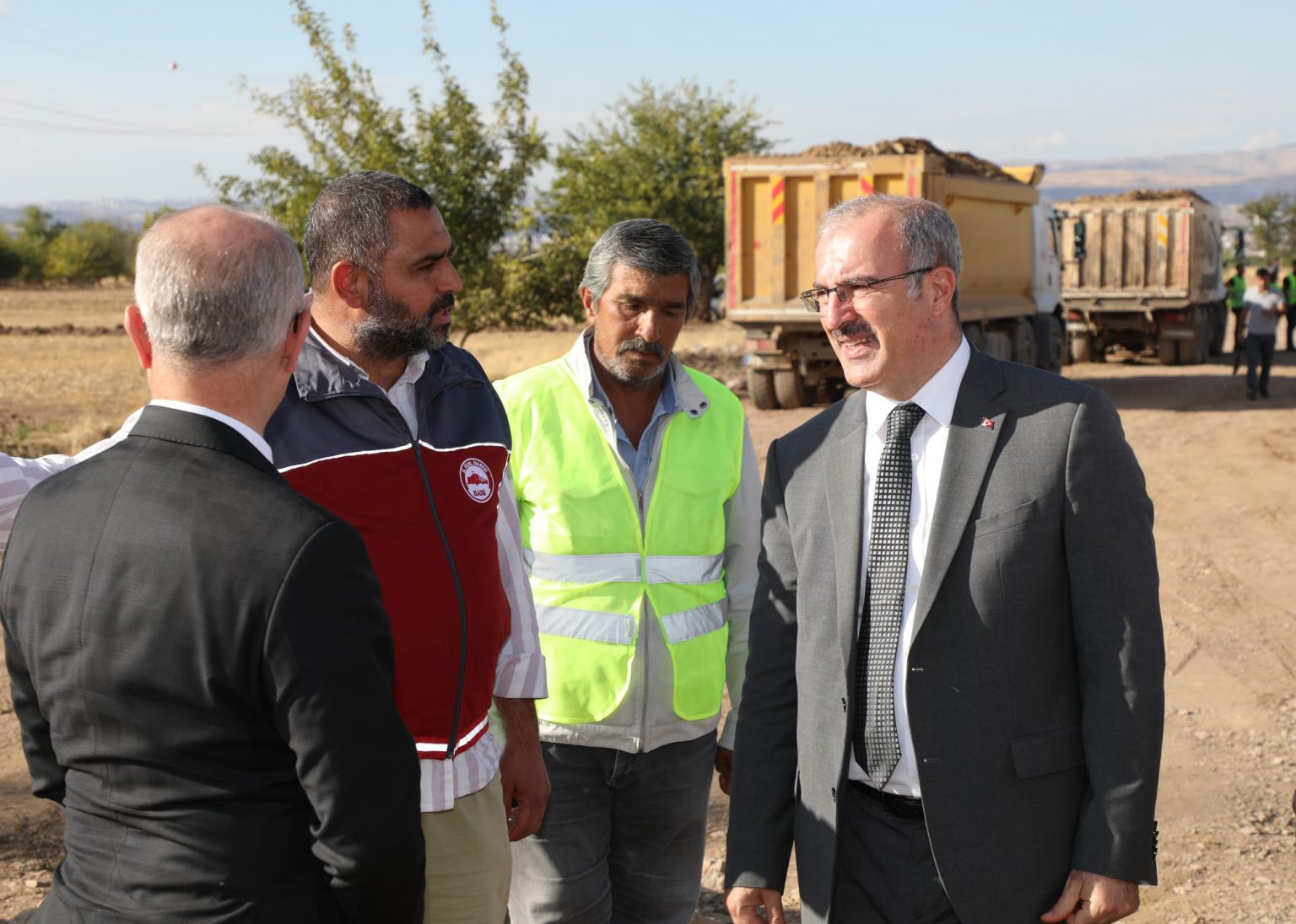 Valimiz Dr. Ömer TORAMAN ve İl Özel İdaresi Genel Sekreteri Ali ŞİŞ, Elazığ Tarıma Dayalı Besi OSB yol yapım çalışmalarını yerinde inceledi.